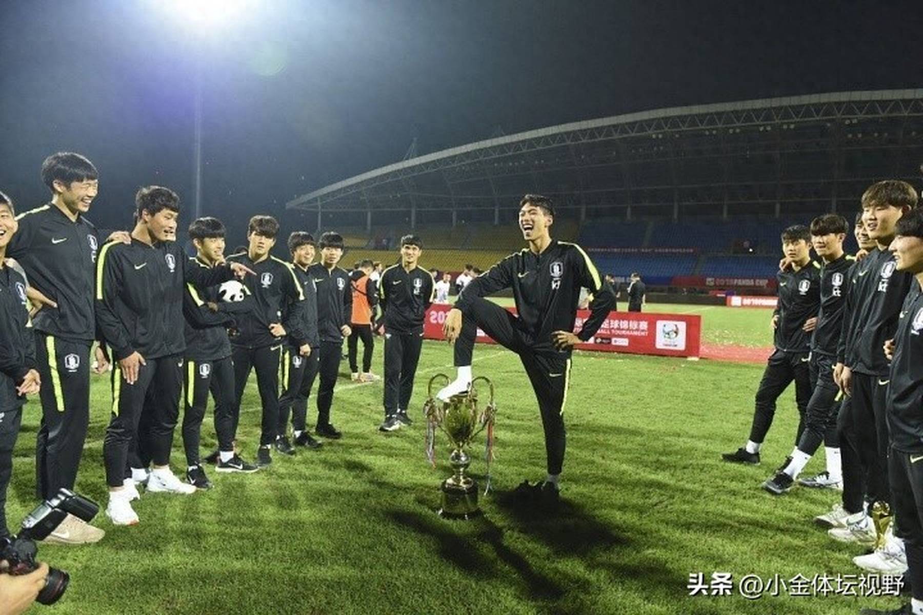 关于国内职业足球赛事争夺激烈客场取胜成主旋律的信息